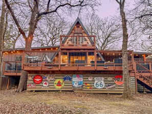 Exterior - Stunning A-Frame: Walk to Lake, LIVE TV, hot tub (Pottsboro)