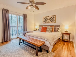 3 bedrooms, desk, iron/ironing board, free WiFi - Stunning A-Frame: Walk to Lake, LIVE TV, hot tub (Pottsboro)