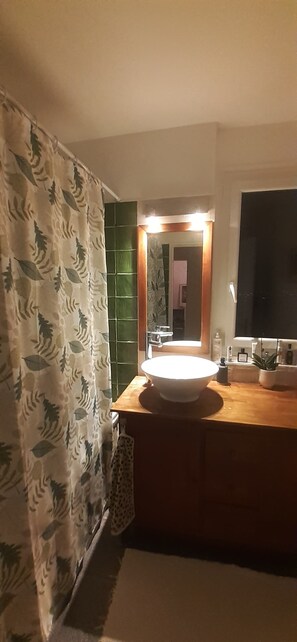 Serviettes fournies, papier toilette