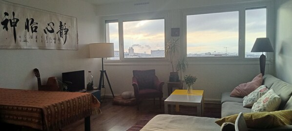 Living area - Apartment in a typical neighborhood overlooking Paris and the Eiffel Tower. (Paris)