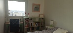 2 bedrooms, iron/ironing board, WiFi, bed sheets - Apartment in a typical neighborhood overlooking Paris and the Eiffel Tower. (Paris)