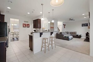 Televisio, takka, työhuone