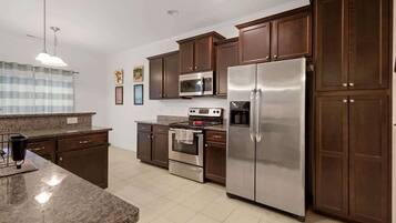 冷蔵庫、電子レンジ、オーブン、コンロ