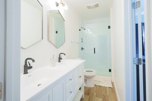 シャワー、ヘアドライヤー、タオル、石鹸