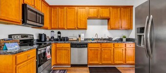 3-bedroom house in charming College Park with WiFi, AC /ATL airport 10 minutes