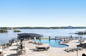 A heated pool - NEW Luxury Lakefront Condo w 5-star amenities: Pool, SPA, BBQ, GYM, Clubhouse (Lake Ozark)