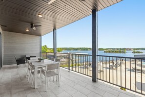Outdoor dining - NEW Luxury Lakefront Condo w 5-star amenities: Pool, SPA, BBQ, GYM, Clubhouse (Lake Ozark)