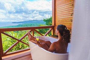 Separate tub and shower, deep soaking tub, rainfall showerhead - Araya Resort (Samaná)