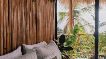 Suite superior, balcón, vista al mar | Área de sala de estar