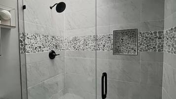 Douche, sèche-cheveux, serviettes fournies, savon