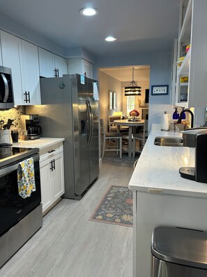 Micro-ondes, four, plaque de cuisson, lave-vaisselle