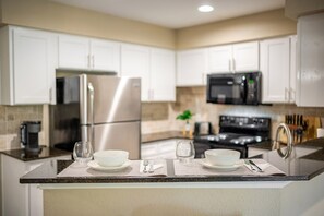 Réfrigérateur, four, plaque de cuisson, lave-vaisselle