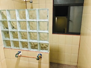 Deluxe Studio Suite, Multiple Beds, Patio, City View | Bathroom | Shower - Depas guanajuato suites (Guanajuato)