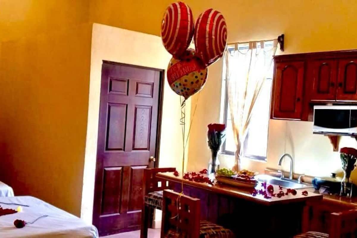 Deluxe studio suite, meerdere bedden, patio, uitzicht op stad | Een strijkplank/strijkijzer