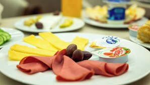 فطور أوروبي مجانًا يوميًا