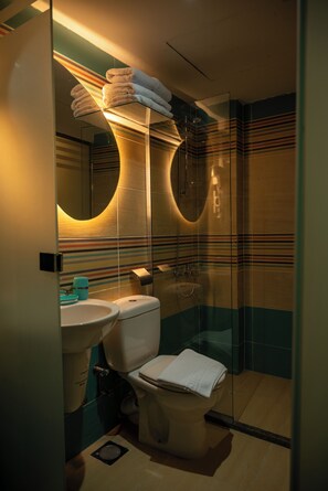 Badewanne und Dusche (separat), Haartrockner, Handtücher, Seife