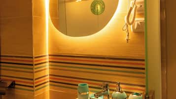 Habitación doble Deluxe, vista a la ciudad | Baño | Tina y regadera independientes, secadora de cabello, toallas, jabón