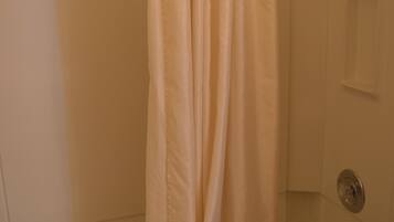 Een haardroger, handdoeken, zeep, toiletpapier