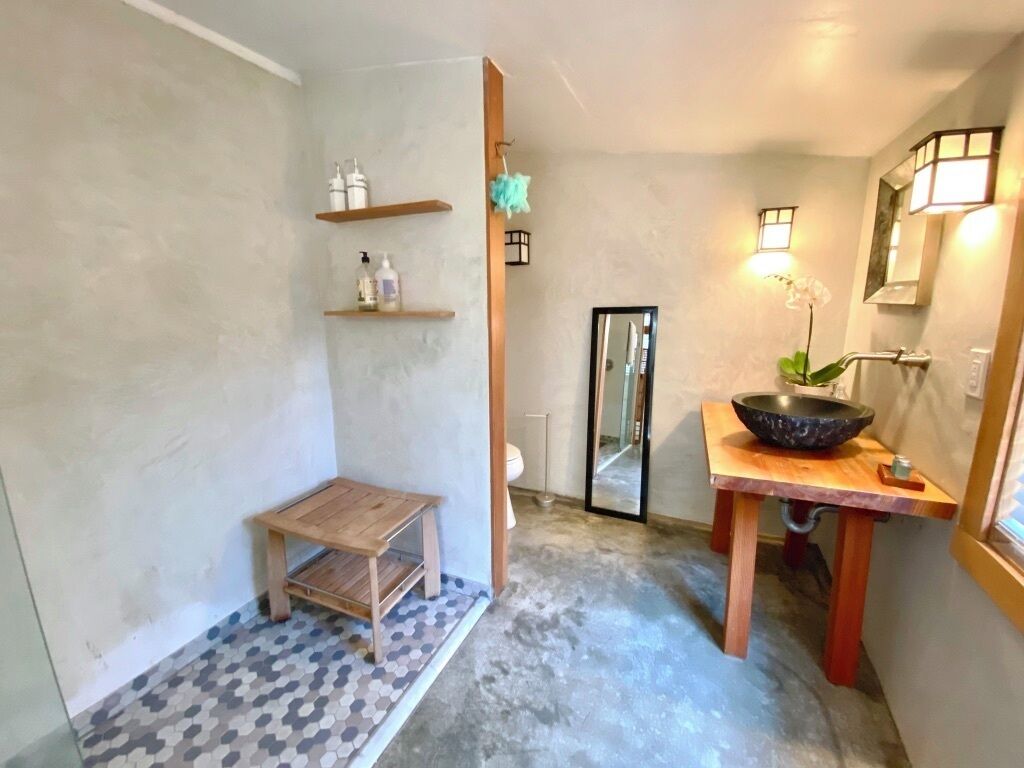 Ducha, secador de pelo, toallas y jabón