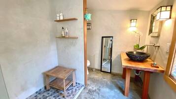 Ducha, secador de pelo, toallas y jabón