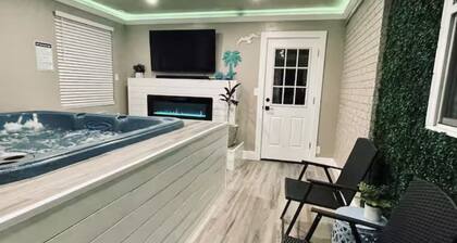 Charming 2-bedroom house with indoor hot tub and spa! Free EV Charger!