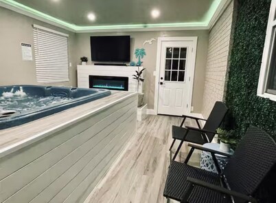 Charming 2-bedroom house with indoor hot tub and spa! Free EV Charger!