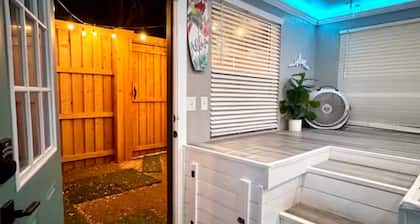 Charming 2-bedroom house with indoor hot tub and spa! Free EV Charger!