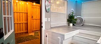 Charming 2-bedroom house with indoor hot tub and spa! Free EV Charger!