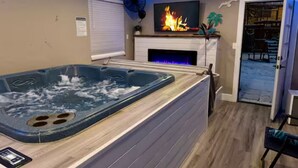Un baño moderno con una bañera independiente, zona de ducha y tocador con espejo.