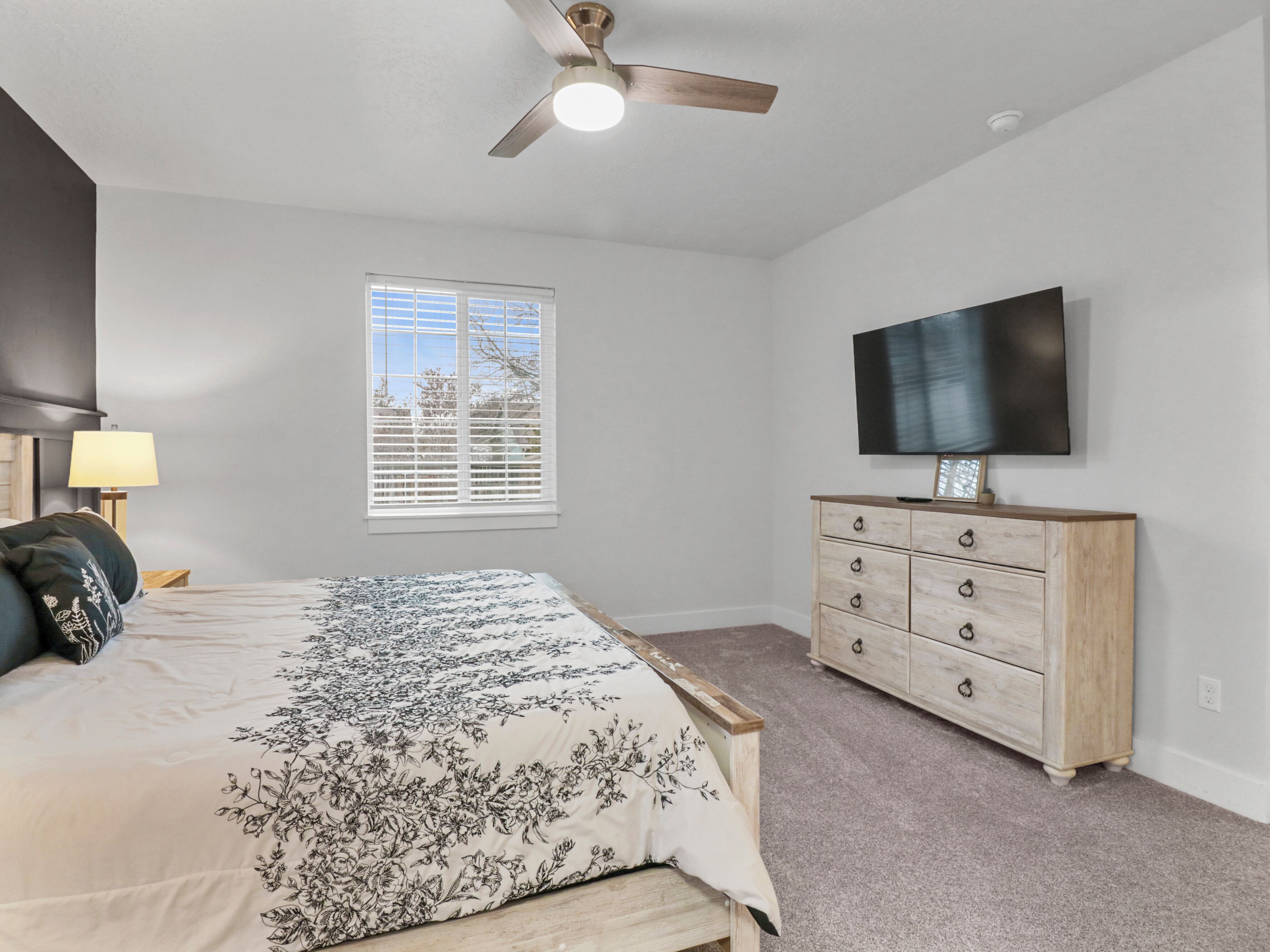 3 makuuhuonetta, tallelokero huoneessa, työpöytä, silitysrauta/-lauta