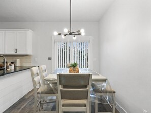 Dining - Charming 3-bedroom house in Caldwell with WiFi and AC. (Caldwell)