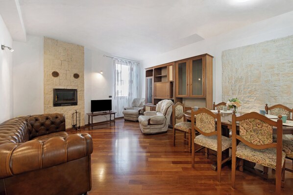 Living area - Apartment 'Cardo' with Balcony and Wi-Fi (Solarolo)