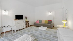 A bedroom with a bed, a TV, a sofa, a desk, and a lamp. - Apartment 'Amy Home' with Balcony, Wi-Fi and Air Conditioning (Roma)