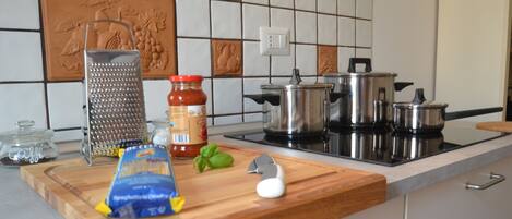 Fridge, microwave, stovetop, dishwasher