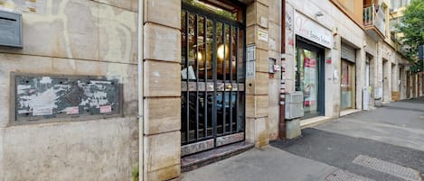 Un bâtiment doté d’une devanture, d’une grille en métal et d’une enseigne indiquant « Vera Estetica Salon ».