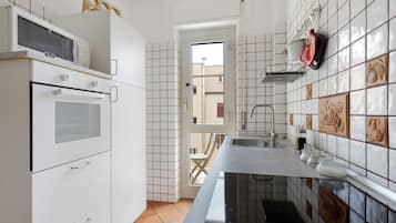 Cafetera y tetera, refrigerador, microondas y parrilla de estufa