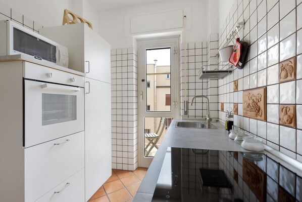 Coffee/tea maker, fridge, microwave, stovetop