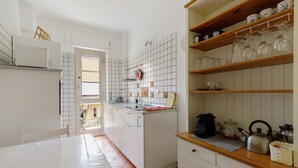 A kitchen with white cabinets, a tiled backsplash, and a wooden countertop. - Apartment 'Amy Home' with Balcony, Wi-Fi and Air Conditioning (Roma)