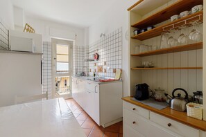 Coffee/tea maker, fridge, microwave, stovetop - Apartment 'Amy Home' with Balcony, Wi-Fi and Air Conditioning (Roma)