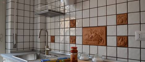 Kühlschrank, Mikrowelle, Herdplatte, Geschirrspüler