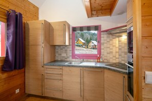 Fridge, microwave, oven, stovetop - Chalet '228 - Village Nordique' with Mountain View, Shared Pool and Private Terrace (Les Deserts)