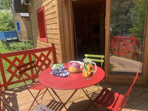 Outdoor dining - Chalet '228 - Village Nordique' with Mountain View, Shared Pool and Private Terrace (Les Deserts)