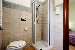 Een douche, een haardroger, handdoeken