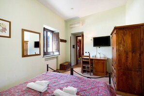 1 bedroom, free WiFi, bed sheets - Room 'Amalfi Con Vista Monti E Cortile' with Shared Terrace, Shared Garden and Wi-Fi (Castello)