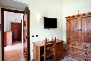 Interior - Room 'Amalfi Con Vista Monti E Cortile' with Shared Terrace, Shared Garden and Wi-Fi (Castello)