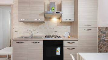 Jääkaappi, uuni, liesi, vedenkeitin