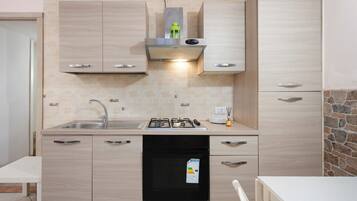 Jääkaappi, uuni, liesi, vedenkeitin