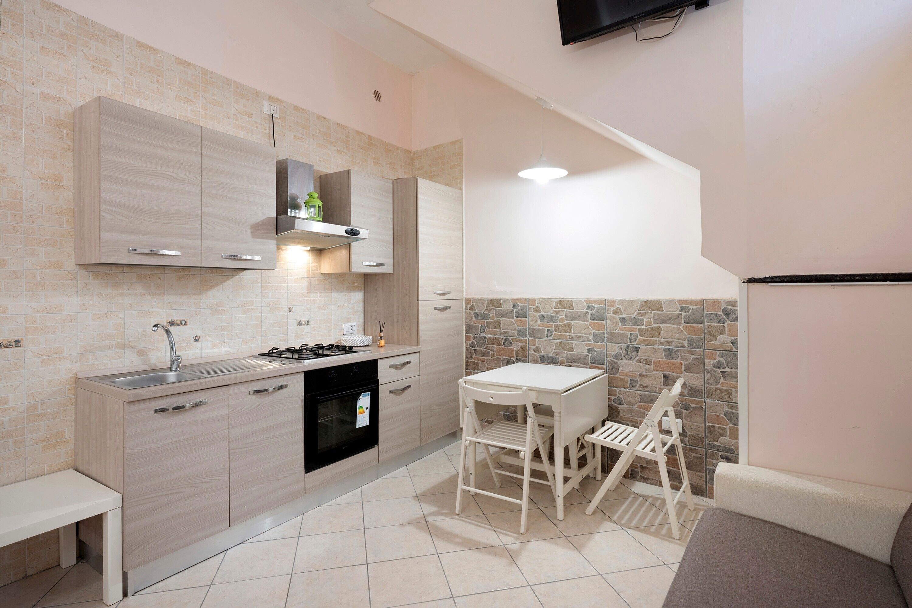 Jääkaappi, uuni, liesi, vedenkeitin