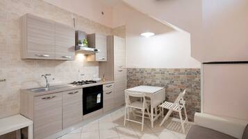 Jääkaappi, uuni, liesi, vedenkeitin