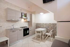 Kühlschrank, Ofen, Herdplatte, Wasserkocher